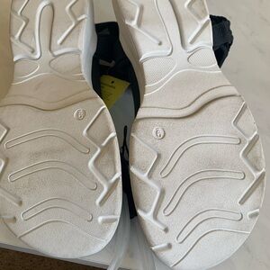 NWT. Size 9. Retail 34.99